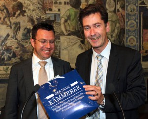 Oberbürgermeister Christian Schuchardt (re.) beglückwünscht Robert Scheller zu seiner Wahl als neuen Leiter des Finanz- und Personalreferats. Seit 2005 ist Scheller Leiter des städtischen Jugend-, Familien- und Sozialreferats. (Foto: Penning-Lother)