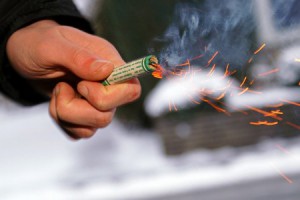 Um Verletzungen durch Feuerwerksköper zu vermeiden, muss der angegebene Sicherheitsabstand eingehalten werden. (Bildnachweis: Brockmann / Johanniter)