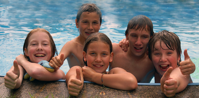 So macht der Sommer richtig Spaß! Auf geht`s in´s Freibad! (Bild: Stephanie Hofschlaeger / Pixelio.de)