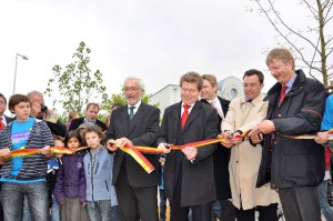 Gute Kooperation im Rahmen des Programms "Soziale Stadt“: Regierungspräsident Paul Beinhofer, Oberbürgermeister Georg Rosenthal, Landtagsabgeordneter Oliver Jörg, Sozialreferent Robert Scheller und Baureferent Christian Baumgart geben die riesige Spielfläche frei. (Foto: Olga Dernbach.)Gute Kooperation im Rahmen des Programms "Soziale Stadt“: Regierungspräsident Paul Beinhofer, Oberbürgermeister Georg Rosenthal, Landtagsabgeordneter Oliver Jörg, Sozialreferent Robert Scheller und Baureferent Christian Baumgart geben die riesige Spielfläche frei. (Foto: Olga Dernbach.)