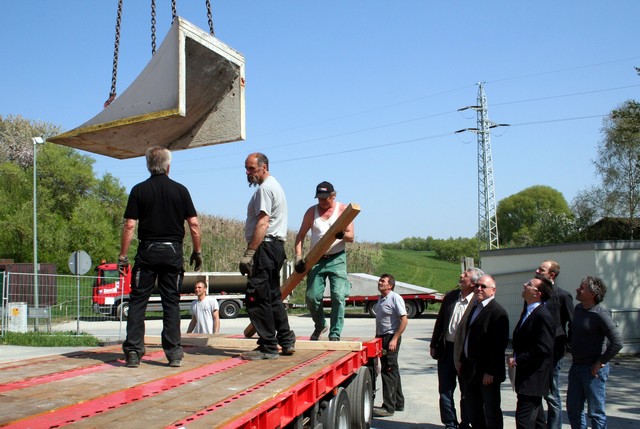 Massive Verbesserung für die Skater-Szene: Gartenamtsleiter Dieter Müller, Kommunalreferent Wolfgang Kleiner, Sozialreferent Robert Scheller, Stadtrat Alexander Kolbow und Hartmut Emser vom Fachbereich Jugend und Familie begutachten die Anlieferung eines vergleichsweise leichten Bauteils am Versbacher Rochusplatz. (Foto: Georg Wagenbrenner)