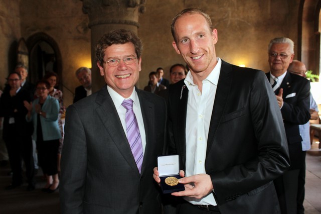 Oberbürgermeister Georg Rosenthal (links) überreicht Thomas Lurz das Goldene Stadtsiegel. (Foto: Christian Weiß)