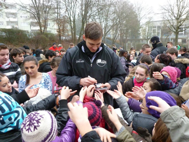 Maxi Kleber im Kreis seiner jungen Fans (Foto: Fachbereich Sport der Stadt Würzburg)