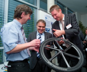 Klaus Walther, Geschäftsführer des Innovations- und Gründerzentrums (IGZ) Würzburg, begutachtet eine der neuen Würzburger Geschäftsideen: ein extrem leichtes Carbon-Laufrad für Mountainbikes.