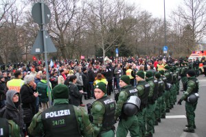 Lautstarker Gegenprotest am Würzburger Buabahnhof. (Foto: wuerzburg24.com)