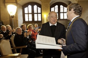 Bischof em. Paul-Werner Scheele erhält aus der Hand von Oberbürgermeister Georg Rosenthal den Ehrenring der Stadt Würzburg. (Foto: Christian Weiß)