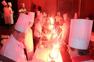 Und ein Feuerwerk zum Dessert: Die Benfiz-Gala der Stadt Würzburg, des Kochvereins Franconia Würzburg und des Studentenwerks war frühzeitig ausgebucht. Nun freuen sich zwei Einrichtungen über die Erlöse. (Foto: Georg Wagenbrenner)