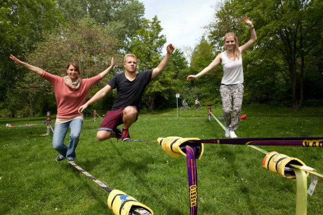 Die Familie Haas vom Slackline Team beim Testen der neuen Anlage in den Mainwiesen. (Foto: Christian Weiß)