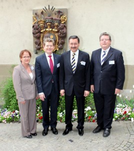 Europa zu Gast in Würzburg: Bürgermeisterin Marion Schäfer-Blake, Oberbürgermeister Georg Rosenthal, der Vorsitzende der Arbeitsgemeinschaft Europapreisträgerstädte Melih Gökçek und Bürgermeister Adolf Bauer vor dem Würzburger Rathaus. (Foto: Georg Wagenbrenner)