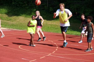 Höhepunkt des eineinhalbjährigen Bestehens von BasKIDball in Würzburg war nun der Besuch des Schirmherrn Dirk Nowitzki, der sich am Donnerstag knapp zwei Stunden für seine Baskids Zeit nahm.