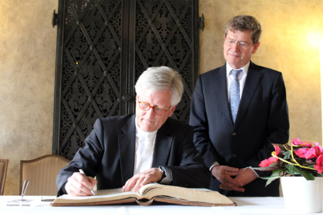 Der evangelische Landesbischof Heinrich Bedford-Strohm trägt sich für das Bayerische Bündnis für Toleranz ins Goldene Buch der Stadt Würzburg ein. Das Bündnis tagte in Würzburg und wurde von Oberbürgermeister Georg Rosenthal im Wenzelsaal des Rathauses willkommen geheißen. (Foto: Penning-Lother)