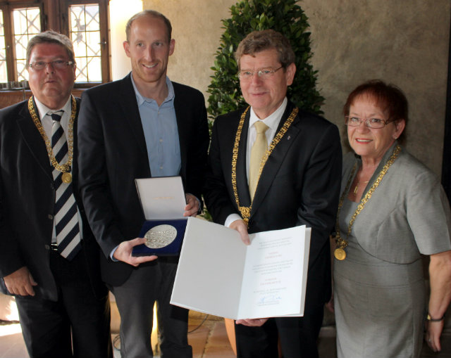 Silber für Ausnahmesportler: Bürgermeister Adolf Bauer, Langstreckenschwimmer Thomas Lurz, Oberbürgermeister Georg Rosenthal und Bürgermeisterin Marion Schäfer-Blake bei der Feierstunde im Wenzelsaal. (Bild: Georg Wagenbrenner)