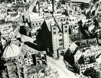 Blick auf das zerstörte Würzburg im Jahr 1945