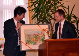 Oberbürgermeister Christian Schuchardt überreicht seinem Suhler Amtskollegen Jens Triebel eine Ansicht der Stadt Würzburg zum 25. Jubiläum der Partnerschaft. (Foto: privat)