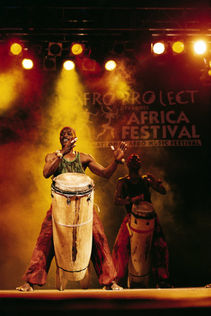Auftritt von Les Tambours de Brazza bei einem Africa-Festival in Würzburg. (Foto: Thomas Dorn)