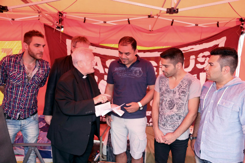 Bischof Friedhelm Hofmann hat gemeinsam mit Domkapitular Clemens Bieber, Vorsitzender des Diözesancaritasverbands Würzburg, die protestierenden Asylbewerber in ihrem Zelt am Oberen Markt besucht und ihnen eine Kopie seines Schreibens an den Präsidenten des Bundesamts für Migration und Flüchtlinge übergeben. (Foto: Markus Hauck / POW)