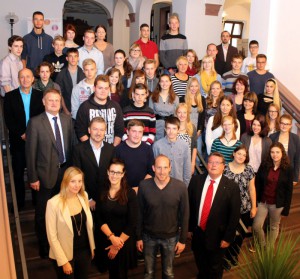 Ausbildungsstart: Für 43 Nachwuchskräfte begann nun die Ausbildung bei der Stadt Würzburg. Bürgermeister Adolf Bauer wünschte für den neuen Lebensabschnitt alles Gute und der mehrfache Schwimmweltmeister Thomas Lurz erzählte wie er sich für Top-Leistungen motiviert. (Foto: Georg Wagenbrenner)