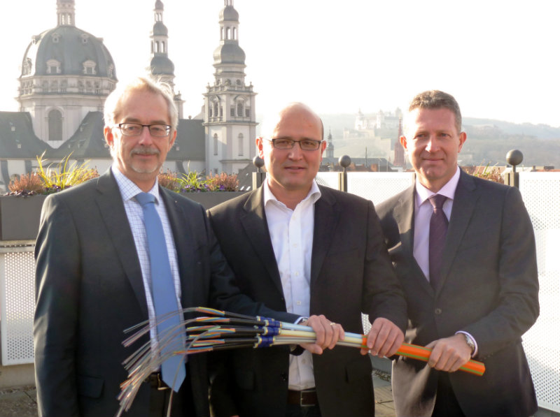 Partner beim Ausbau der aGlasfasertechnologie für die Würzburger Wohnungswirtschaft: Peter Saam, Geschäftsführer der Mainfranken Netze GmbH, Wolfgang Heck, Vorstand der Heimathilfe Wohnungsbaugenossenschaft eG und Jens Prautzsch, Vorsitzender der Geschäftsführung der M-net Telekommunikations GmbH (v.l.n.r.). (Foto: Stadtwerke Würzburg AG)