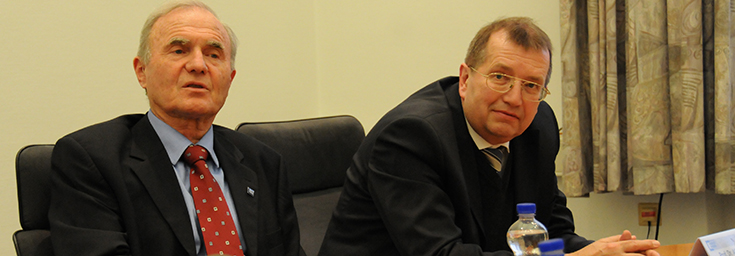 Universitätsratsvorsitzender Otmar Issing (links) und Universitätspräsident Alfred Forchel bei der Pressekonferenz nach der Wahl. (Foto: Robert Emmerich)