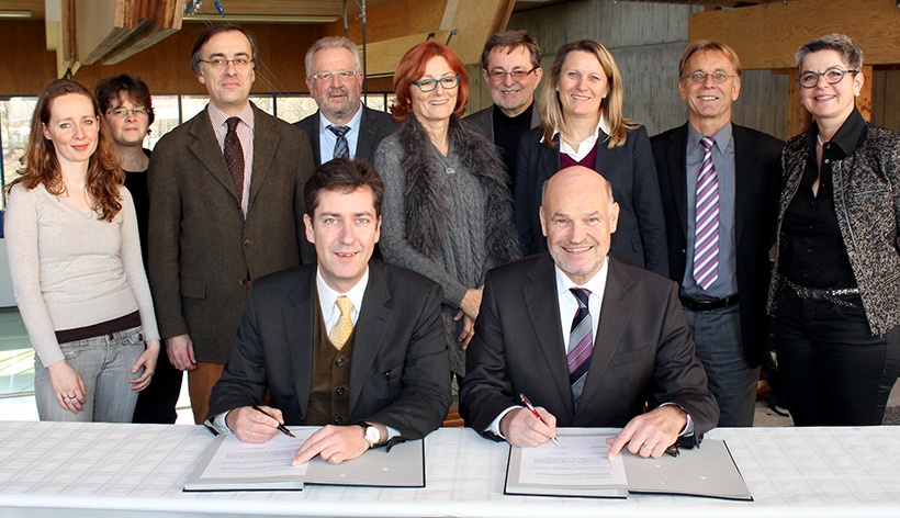 OB und Landrat unterzeichnen Kooperationsvertrag: Gemeinsam zum neuen Bad