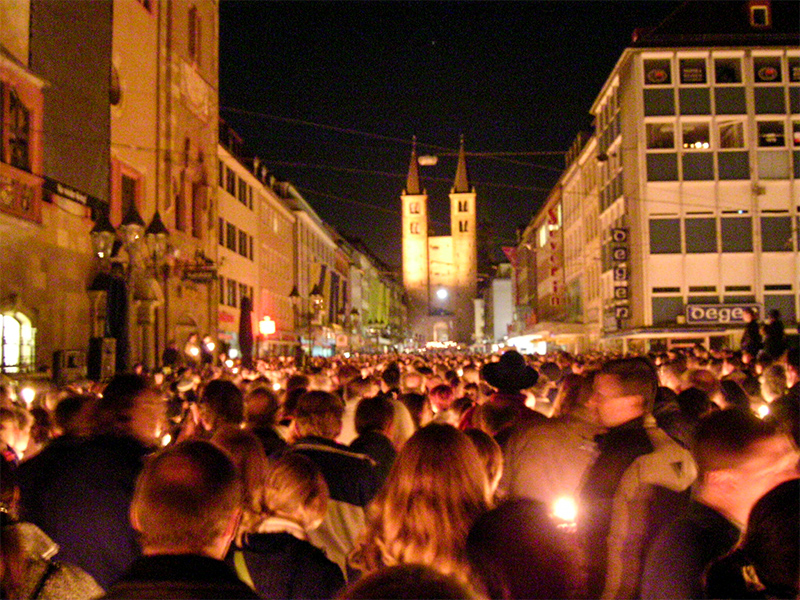 Am großen Lichterkreuz am Abend des 16. März 2005 beteiligten sich rund 20.000 Menschen. Auch in diesem Jahr soll es ein Lichtergedenken geben. (Foto: www.wuerzburg-fotos.de)