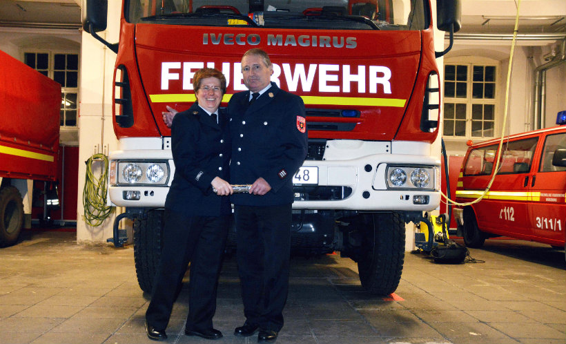 Der Staffelstab vom Löschzug 3 Sanderau ging erstmals an eine Frau: Norbert Eitelwein übergab die Zugführung nach 22 Jahren an Kathleen Kiupel und verabschiedete sich in den Feuerwehrruhestand. (Foto: Feuerwehr Würzburg)