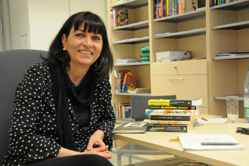 Professorin Heike Raphael-Hernandez befasst sich in einem aktuellen Forschungsprojekt mit der Darstellung afrikanisch-stämmiger Menschen in visuellen Medien. (Foto: Robert Emmerich)