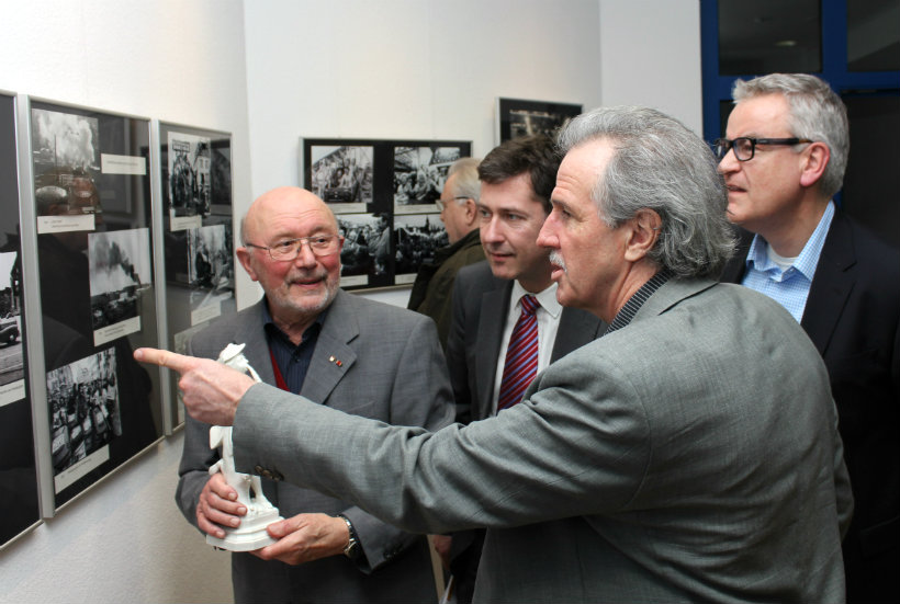 Sein Würzburg: Hans Heer im Gespräch mit Hans Steidle, Oberbürgermeister Christian Schuchardt und Mainpost-Geschäftsführer David Brandstätter. (Bild: Georg Wagenbrenner)