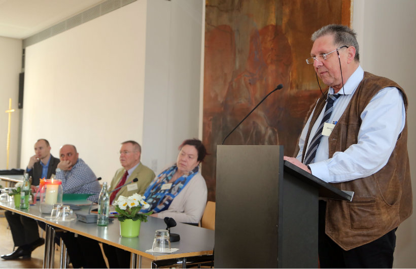 Rechtsanwalt Michael Koch (rechts) erläuterte bei der Frühjahrsvollversammlung des Diözesanrats der Katholiken die juristischen Probleme, mit denen Flüchtlinge und Asylbewerber in Deutschland konfrontiert sind. (Foto: Markus Hauck)