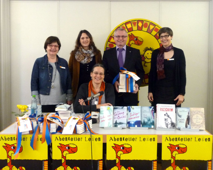 Für die Glücksradverlosung drücken fest die Daumen: (von links nach rechts): Angelika Riedel (Stadtbücherei), Elena Klug (Arena Verlag), Jugendbuchautorin Antje Babendererde, Helmut Heitzer (VR-Bank Würzburg), Anja Flicker (Stadtbücherei)