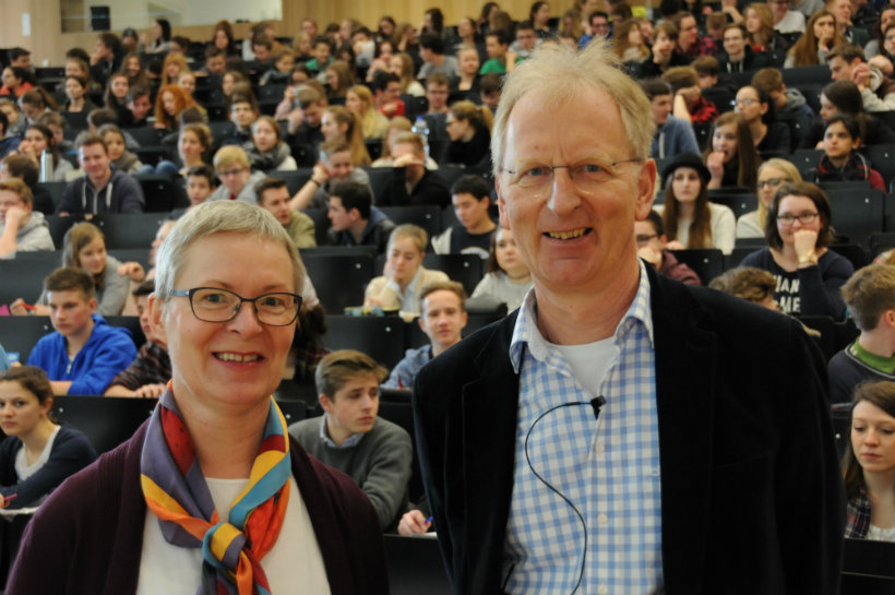 Wie viel ist genug? Diese Frage stellt Wirtschaftsprofessor Ronald Bogaschewsky den Besuchern der Schüler-Uni. Vizepräsidentin Barbara Sponholz hatte die Gäste zuvor begrüßt. (Foto: Gunnar Bartsch)