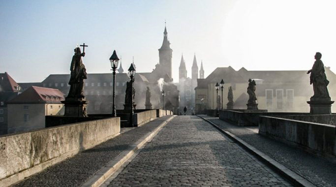 Die Alte Mainbrücke in Würzburg (Symbolbild: www.wuerzburg-fotos.de)