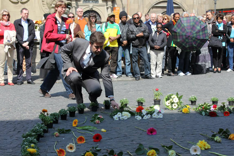 Bild (img_9053.jpg): Oberbürgermeister Christian Schuchardt legt Blumen für die Opfer der Flüchtlingskatastrophe nieder. (Foto: Christian Weiß)