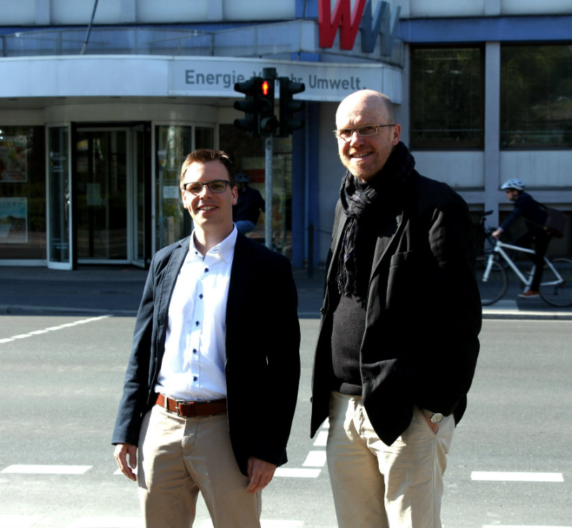 Philip Mähler und Clemens Galonska (rechts) vom Fachbereich Umwelt- und Klimaschutz beraten im neuen Energie- und Klimazentrum der Stadt Würzburg. (Foto: Georg Wagenbrenner(