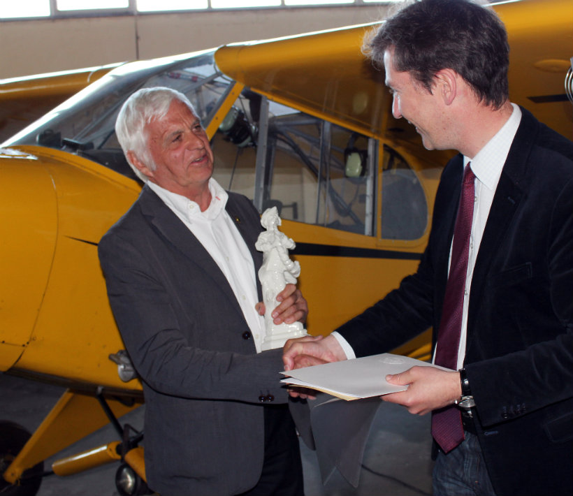 Motor des Flugsport-Clubs Würzburg: Heinz Gräf, der langjährige Vereinsvorsitzende, nimmt aus den Händen von Oberbürgermeister Christian Schuchardt den Tanzenden Schäfer entgegen. (Foto: Georg Wagenbrenner)