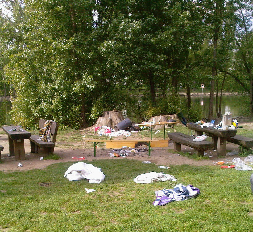 Idyll mit Müll: So sieht es glücklicherweise nicht nach jedem Sommer-Wochenende am Graf-Luckner-Weiher aus, die Einsätze des Gartenamts sind aber häufig arbeits- und zeitintensiv. (Foto: Gartenamt Würzburg)