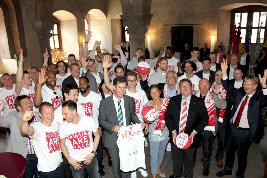 Große Freude auch im Wenzelsaal des Rathauses: Oberbürgermeister Schuchardt und der Stadtrat gratulieren den „erstklassigen“ s.Oliver Baskets. (Foto: Georg Wagenbrenner)