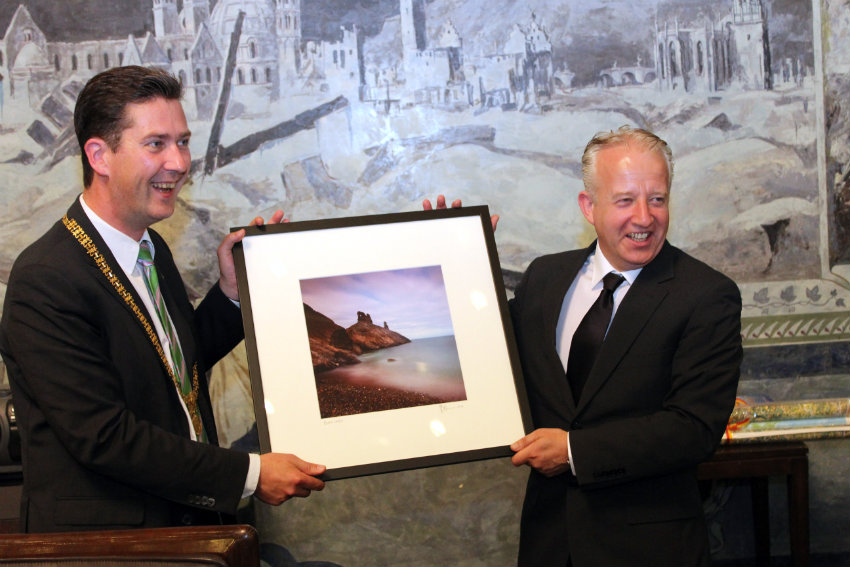 Irland von seiner schönsten Seite: Dieses Postkartenmotiv von Black Castle bei Bray konnte Oberbürgermeister Christian Schuchardt vor vier Wochen noch selbst bewundern, nun ziert das Mitbringsel von Councillor John Ryan bereits sein Vorzimmer. (Foto: Georg Wagenbrenner)