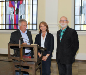 Eine Induktionsschleife in der Aussegnungshalle am Hauptfriedhof sorgt dafür, dass Schwerhörige die Trauerfeiern endlich verstehen und nicht nur hören.