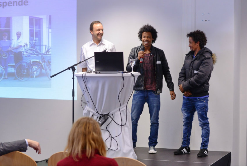 Studiendirektor Ralf Geisler (l.), Mitarbeiter der Schulleitung, bedankt sich gemeinsam mit zwei Schülern der Technik-Klasse persönlich für die Fahrradspende. (Foto: Vogel Business Media)