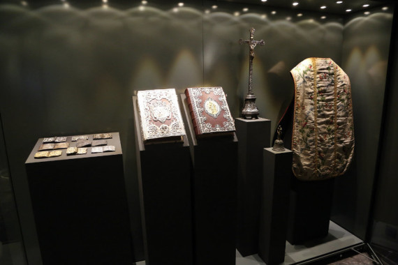 Kasel, Messbücher, Kreuz und Mesnerglocke haben in der Vitrine zum Thema "Gottesdienst" eine neue Heimat gefunden. (Foto: Kerstin Schmeiser-Weiß)