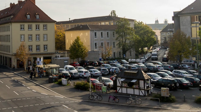 Blick auf den Kardinal-Faulhaber-Platz (rechts) in Würzburg. (Foto: wuerzburg24.com)