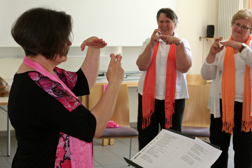 "Ich sehe mittlerweile, wie wir um den Tisch herum sitzen". Claudia Walter und der Gebärdenchor proben das Lied "Du rufst uns, Herr, an deinen Tisch". (Foto: Kerstin Schmeiser-Weiß / POW)