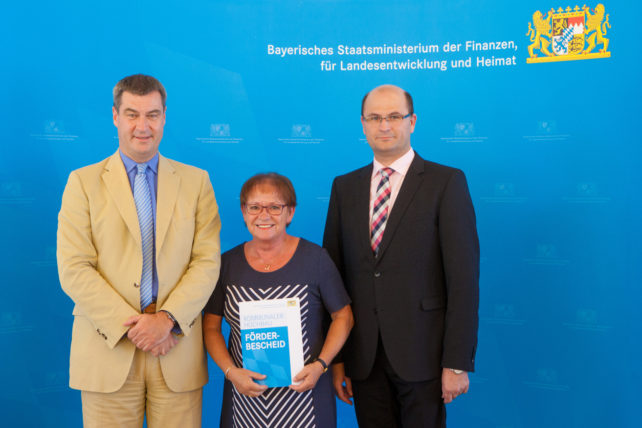 Bürgermeisterin Marion Schäfer-Blake hat am Montag einen Förderbescheid über 1,1 Millionen Euro in München abgeholt. (Foto: StMF)