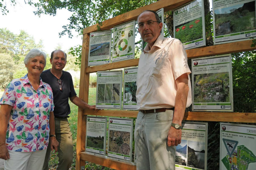 An der Quiz-Station des neuen Lehrpfads „Heimische Pflanzenwelt“ (von links): Gerd Vogg, Markus Riederer und Ursula Rdest. (Foto: Robert Emmerich)