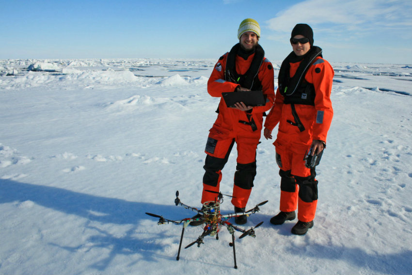 Die Würzburger Doktoranden Tobias Mikschl und Michael Strohmeier mit einem Multikopter in der Arktis. (Foto: Alfred-Wegener-Institut / Tobias Mikschl)