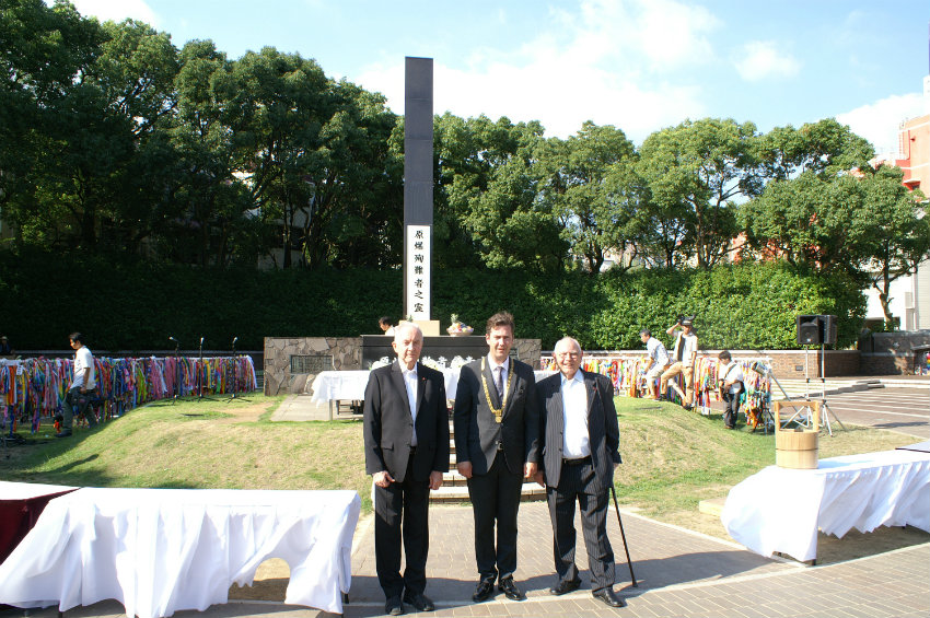 Prof. Hartmut O. Rotermund und Wolfgang Klein-Langner von der Würzburger Siebold-Gesellschaft mit Oberbürgermeister Christian Schuchardt bei der Blumenniederlegung. (Foto: Stadt Würzburg)