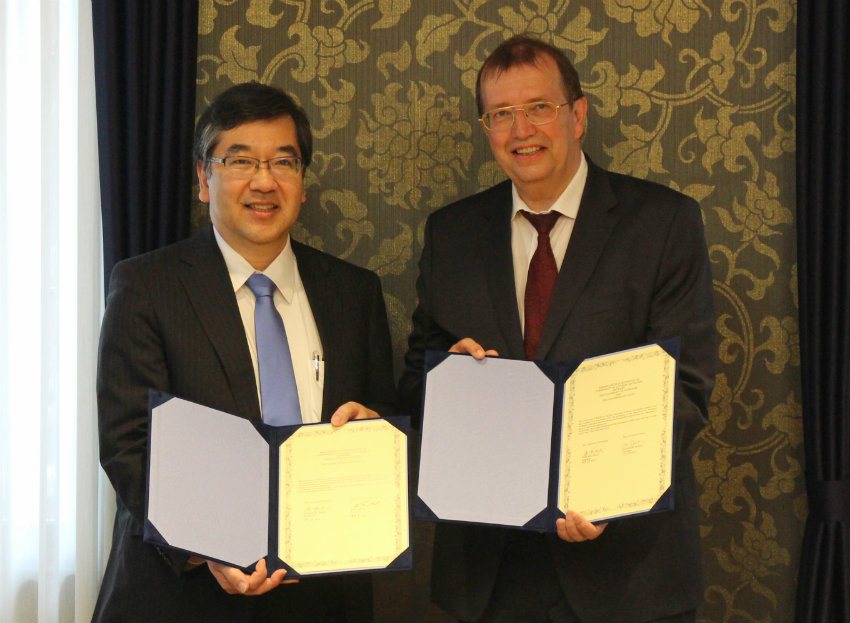 Die Präsidenten der Universitäten Tokyo und Würzburg, Makoto Gonokami und Alfred Forchel, haben die Partnerschaft der beiden Institutionen verlängert. (Foto: Universität Tokyo)