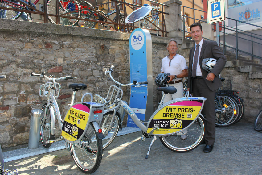 Oberbürgermeister Christian Schuchardt (rechts) und Stadtplaner Heribert Düthmann testen das neue Fahrradleihsystem. (Foto: Stadt Würzburg)