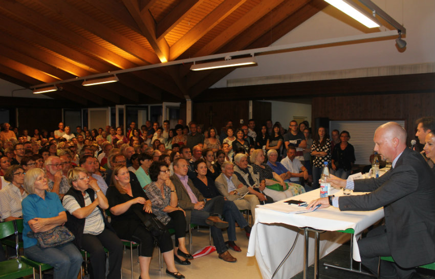 Rund 300 Zuhörer kamen zur Infoveranstaltung der Stadt in das ÖZ in Lengfeld. /(Foto: Georg Wagenbrenner)